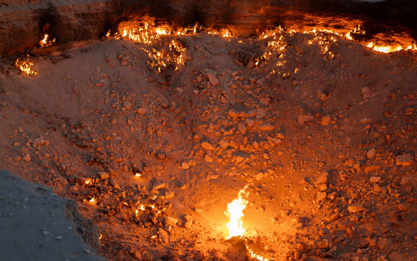 Surnommé la Porte de l'enfer, ce cratère brûle depuis plus de 50 ans : voici l'histoire incroyable derrière