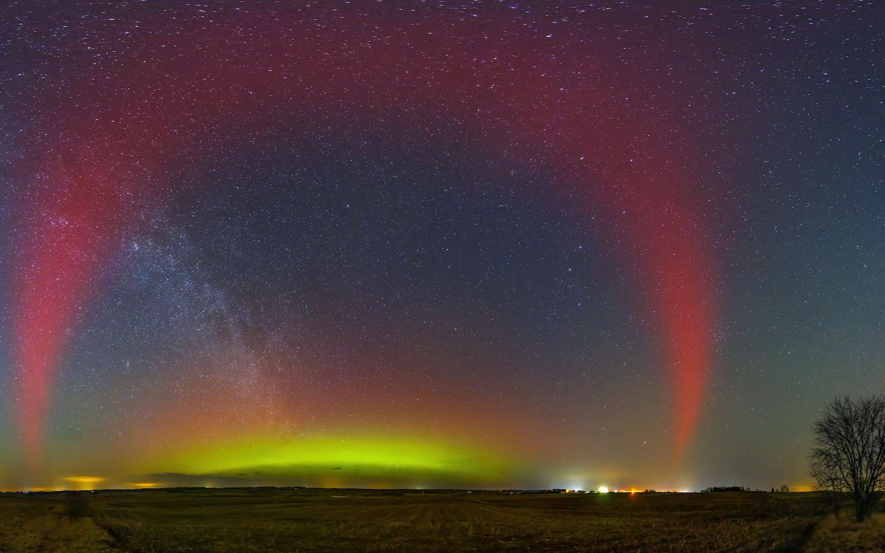 Ces étranges arcs rouges dans le ciel n’étaient pas des aurores