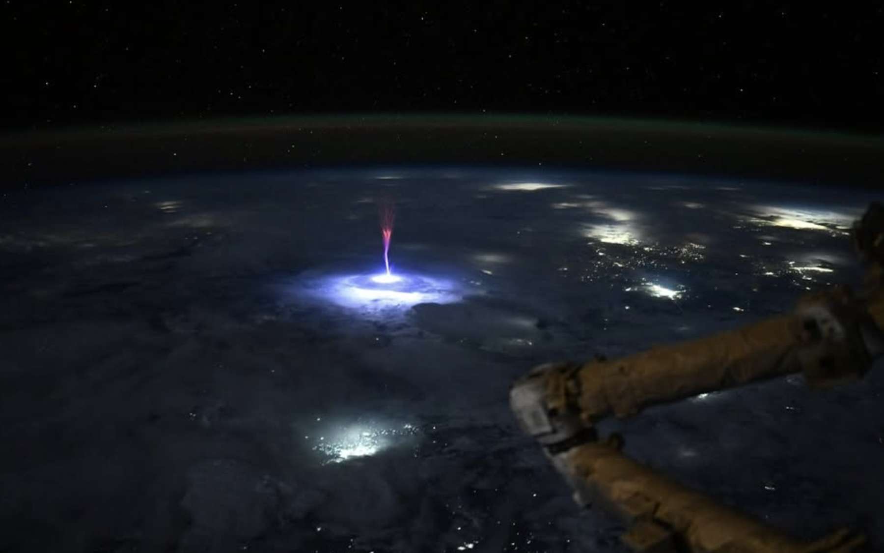 Photo de la semaine : cet éclair géant qui jaillit vers l’espace depuis la Terre est à couper le souffle