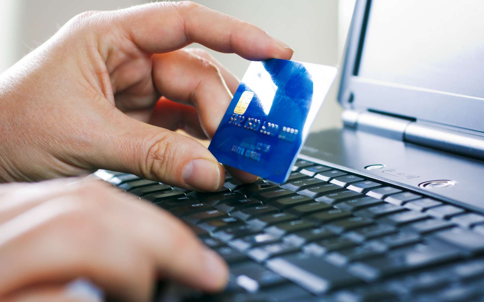 Soldes d'été : protégez vos paiements en ligne avec Norton avant de faire vos achats
