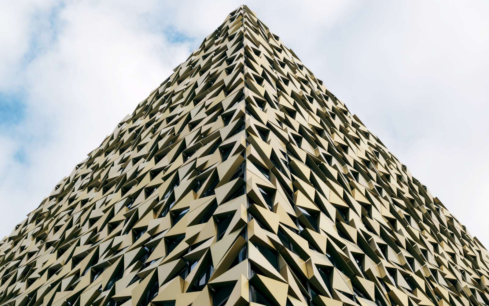 Tirana, la ville où tous les grands architectes veulent construire : enquête sur le boom le plus fou d'Europe