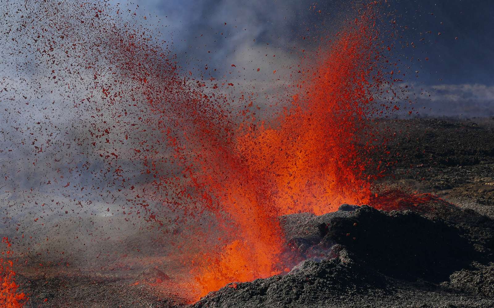 Le Piton de la Fournaise vient de se réveiller : ce que montrent les premières images de l’éruption