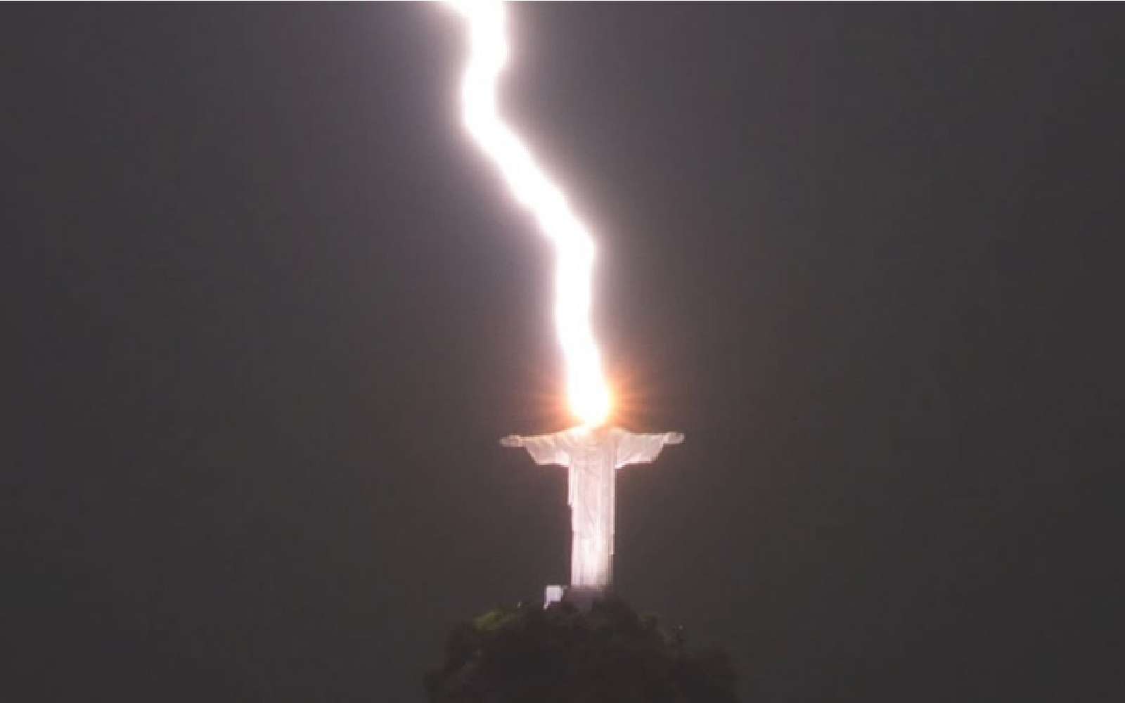 Le jour où un orage banal a envoyé la foudre sur le Christ de Rio et signé une photo historique