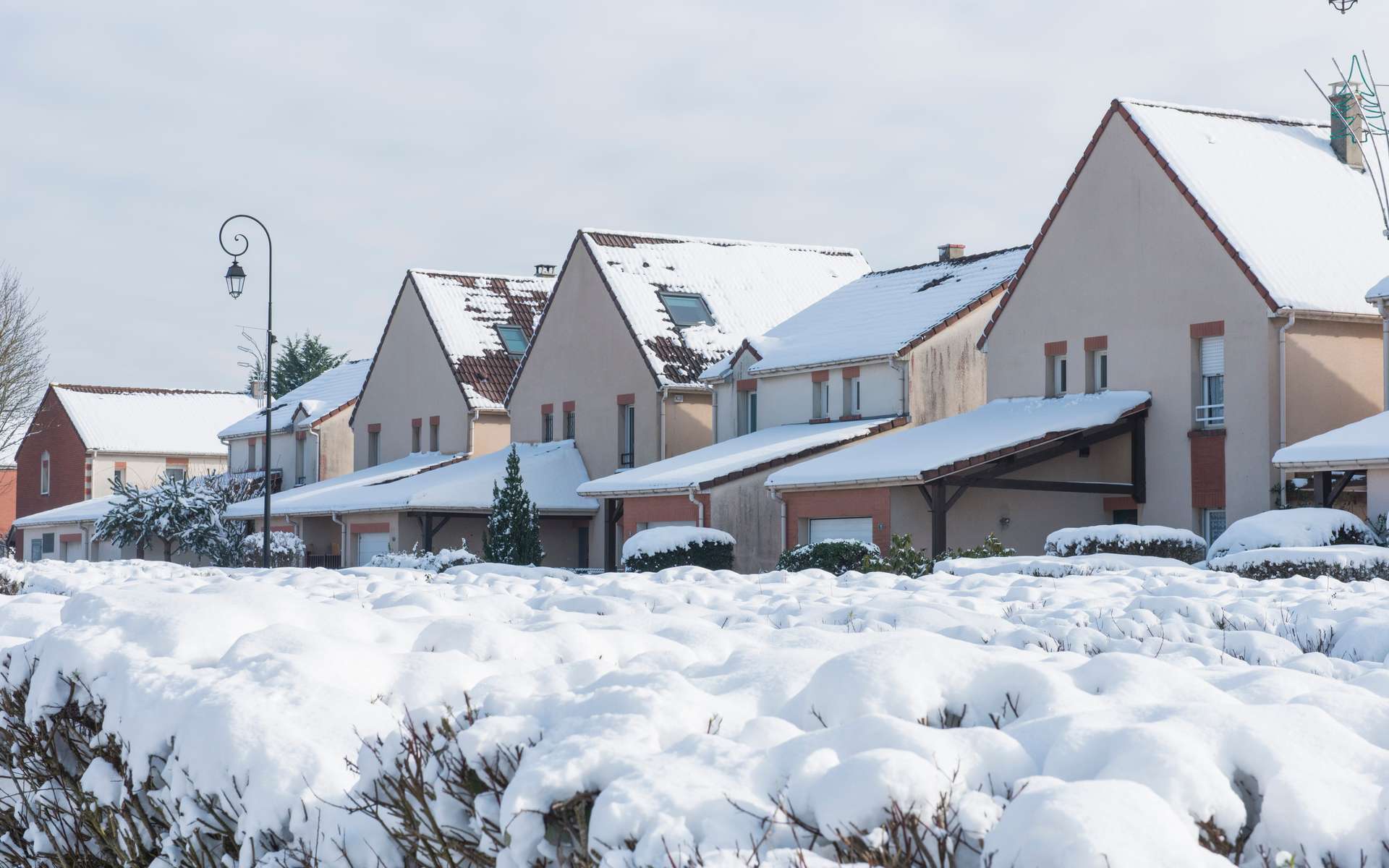 Neige, trombes marines et effet de lac possible : l'arrivée fracassante de l'hiver en images