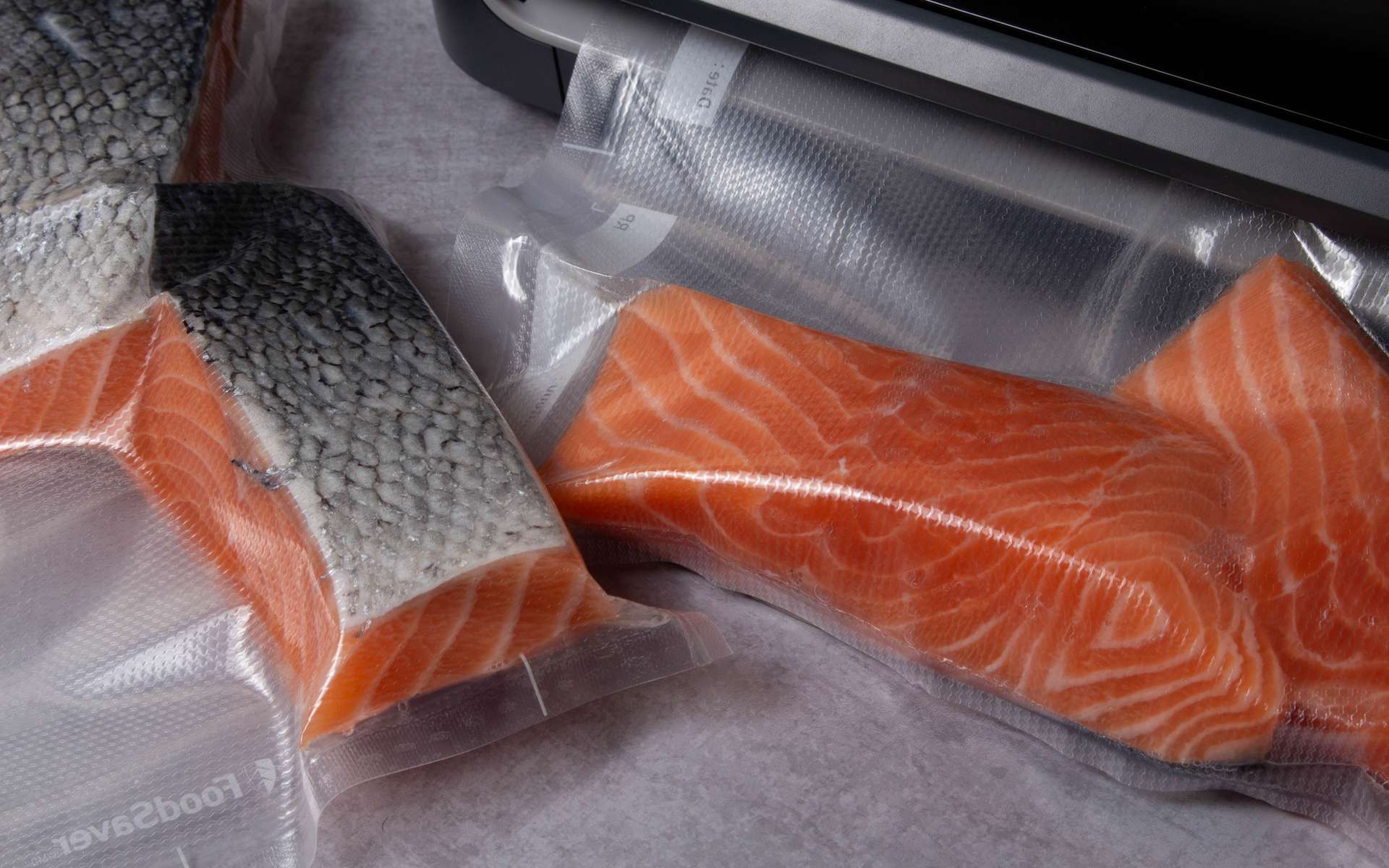 Vous congelez votre poisson dans du plastique ? Cette étude révèle un risque inattendu