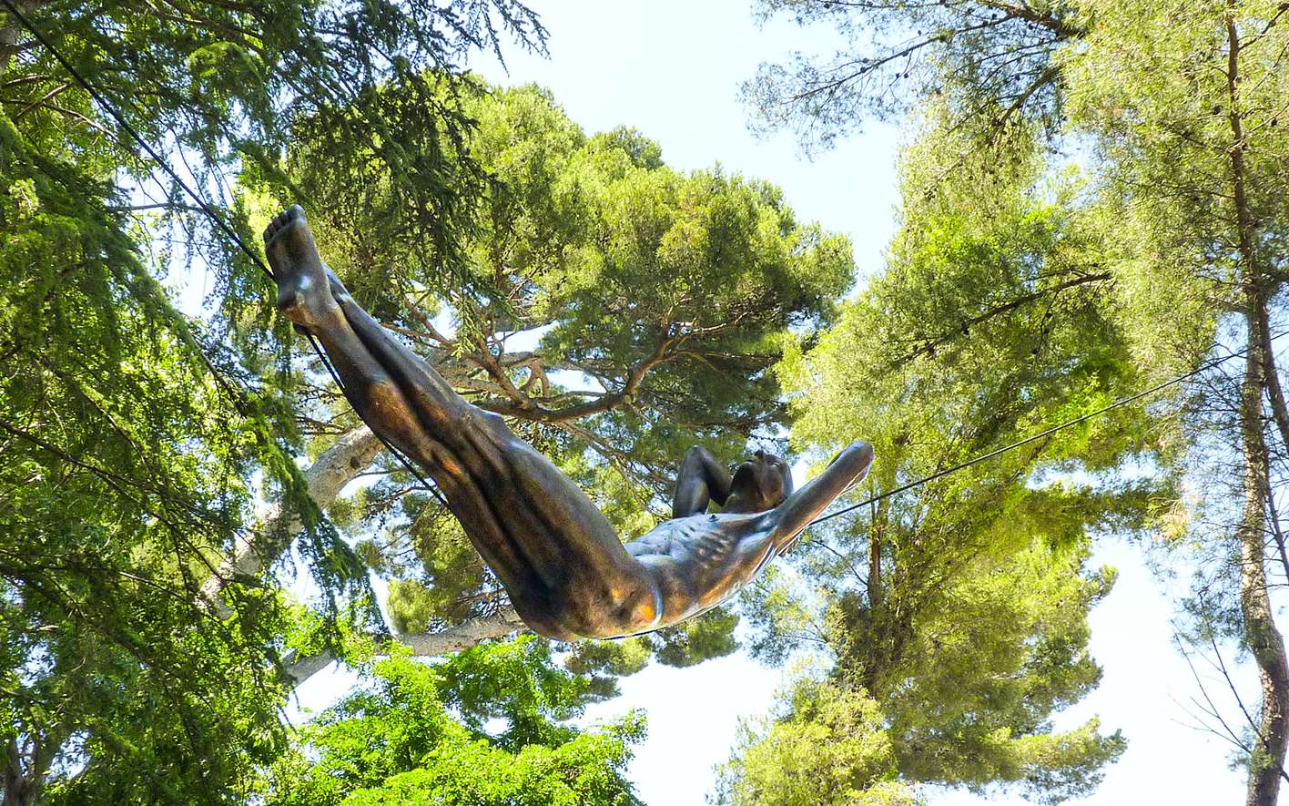 Château de Mandelieu : comment les sculptures aériennes de Nicolas Lavarenne sont devenues un spectacle vertigineux entre ciel et pierre