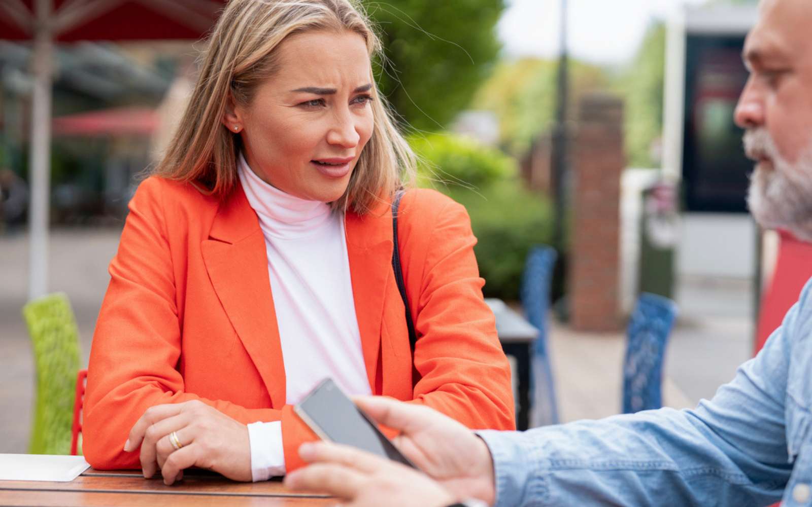 Avant la mémoire, la bouche : ce signal précoce d’Alzheimer que la science explore