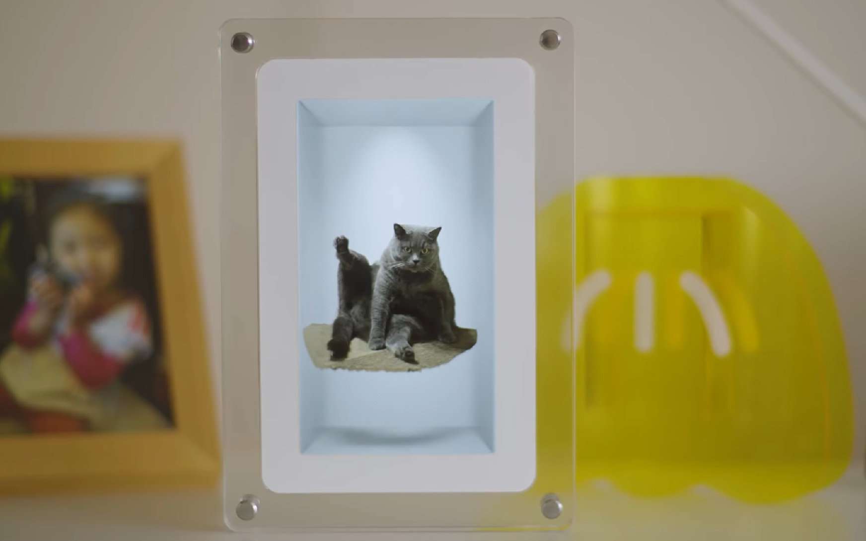 Ce cadre photo peut transformer vos images en hologrammes... et il arrive à un prix inattendu