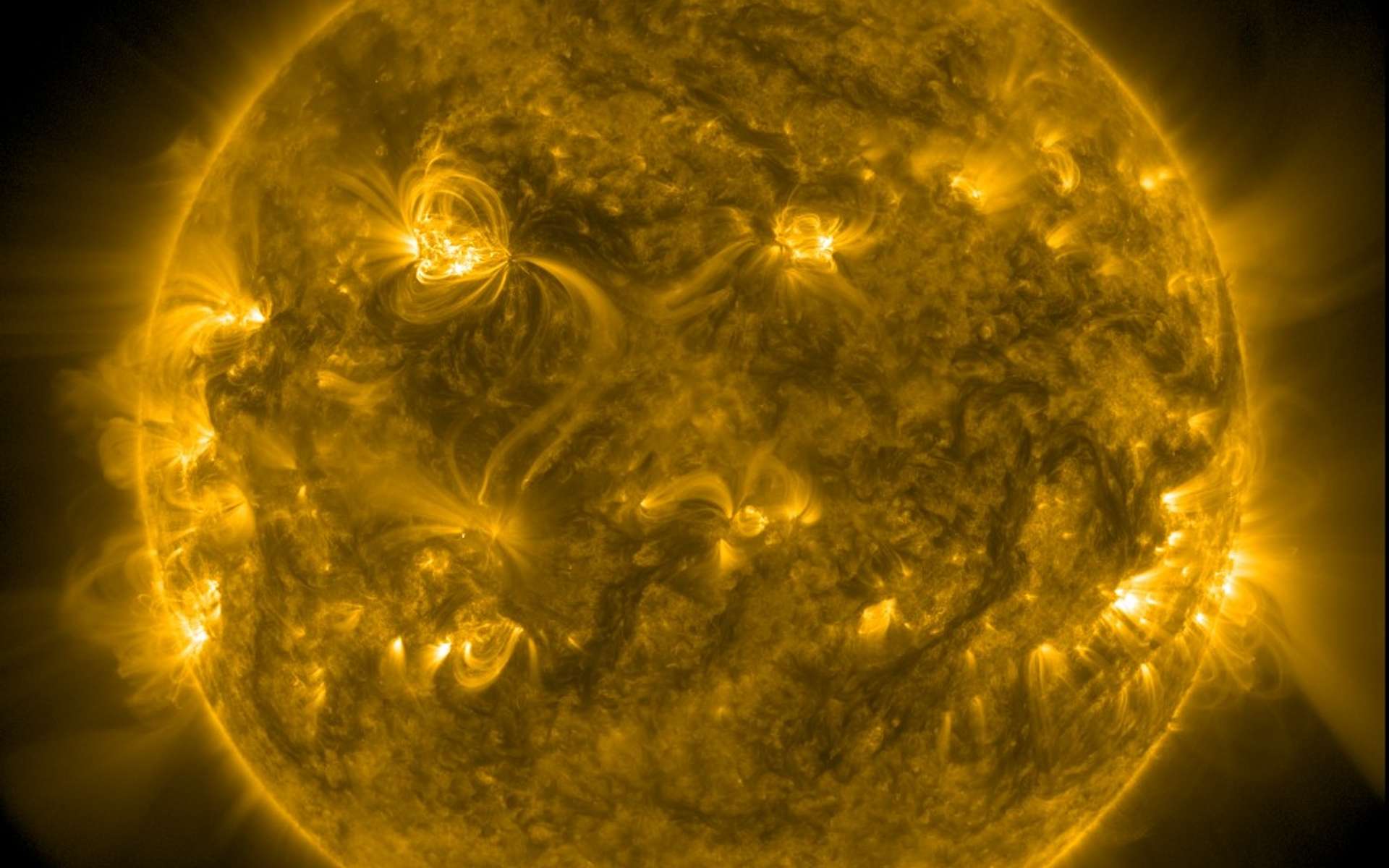 Cette tache solaire grandit à une vitesse folle… et vient de déclencher l’une des plus puissantes éruptions du cycle