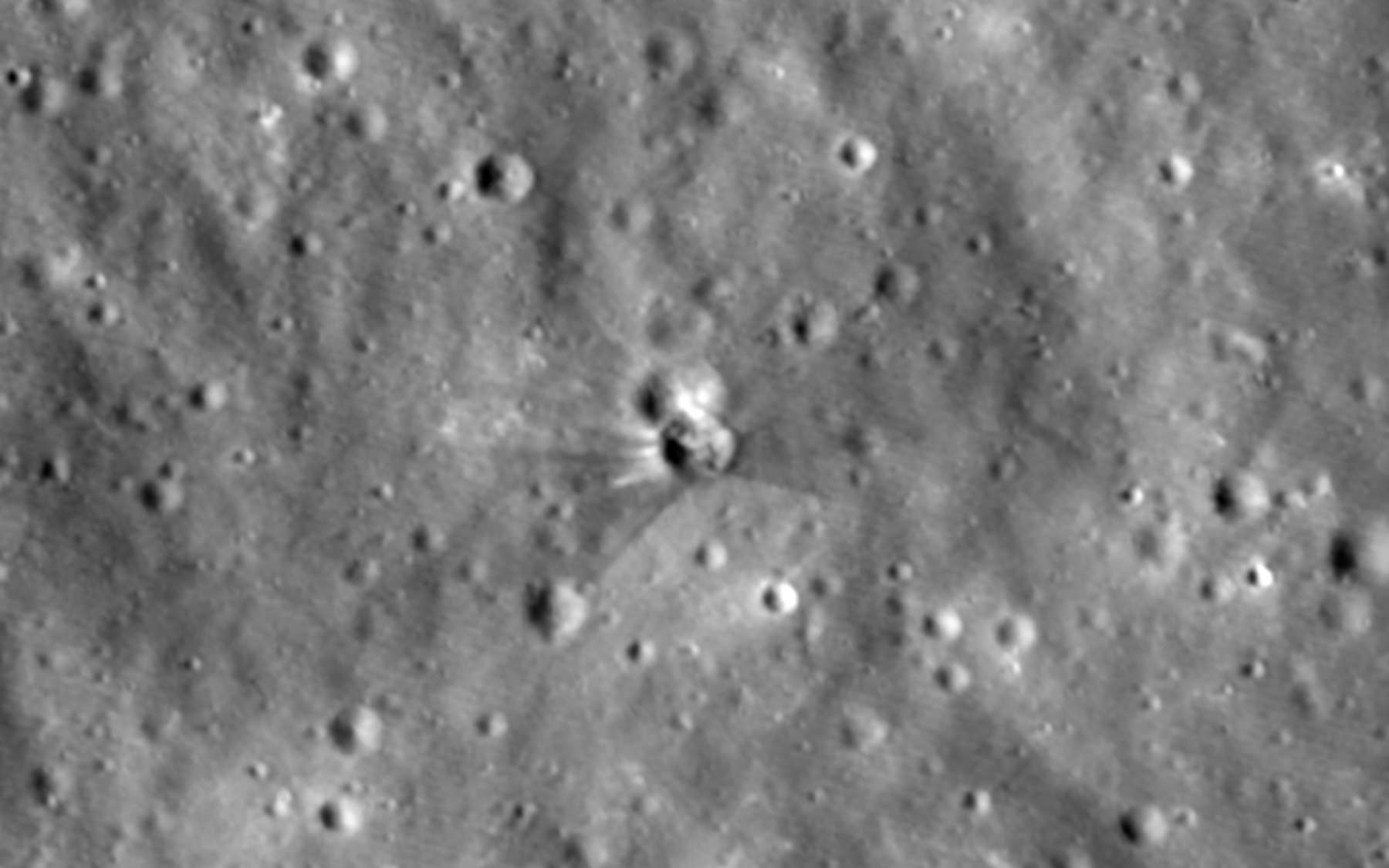 Avant-après : les images de la Nasa montrent une étrange « aile de papillon » autour de l’impact de SpaceX sur la Lune