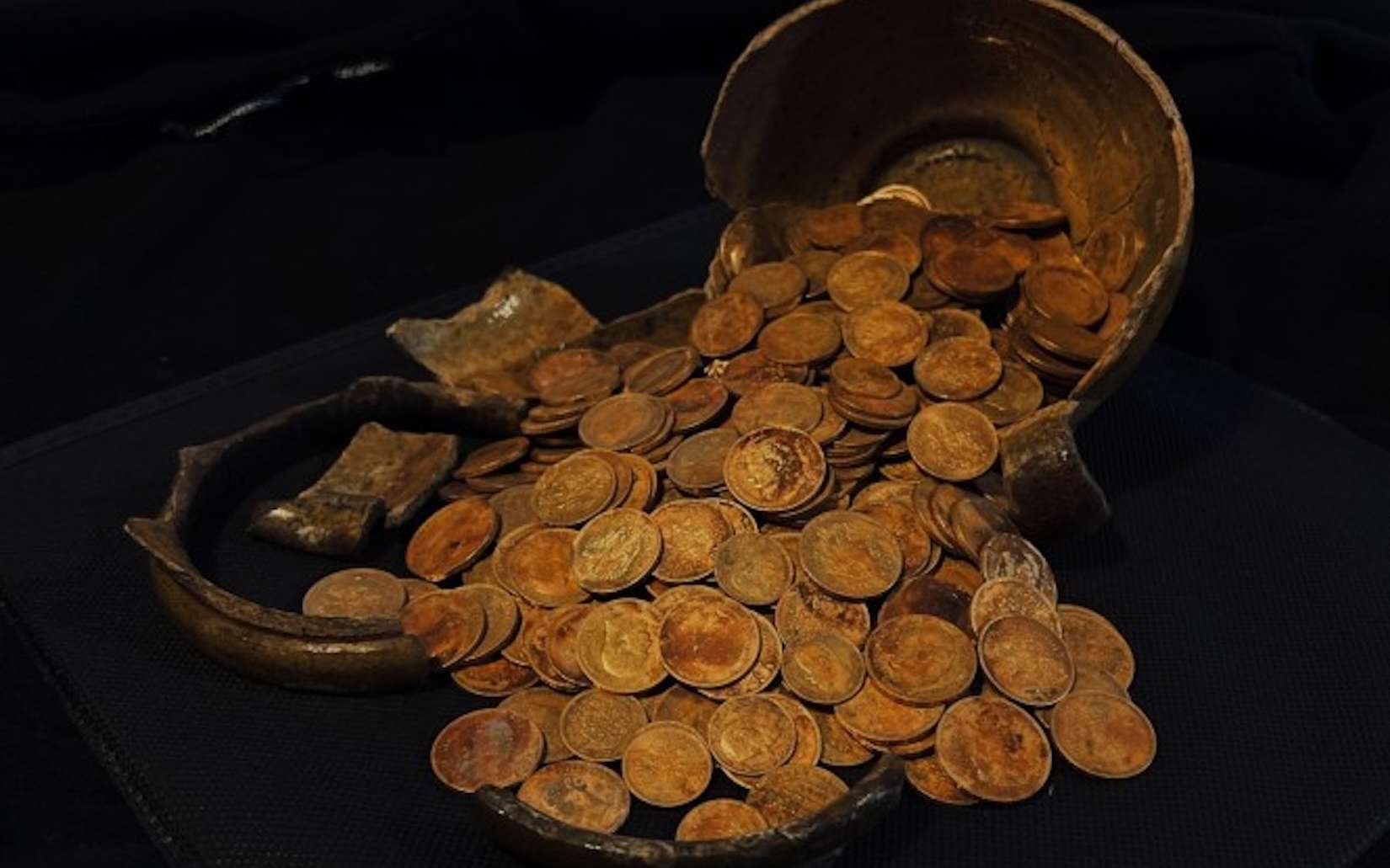 Des centaines de pièces d'or découvertes sous une maison en Russie... mais à qui appartenaient-elles ?