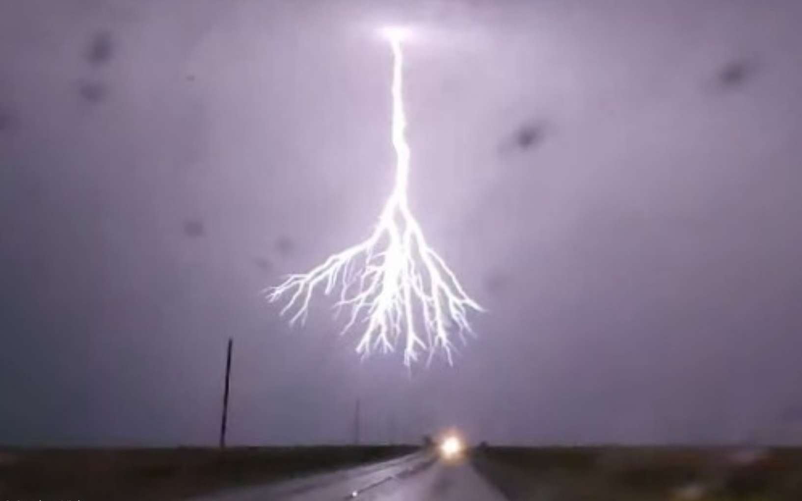 Le jour où un éclair inversé est sorti du Monde à l'Envers !