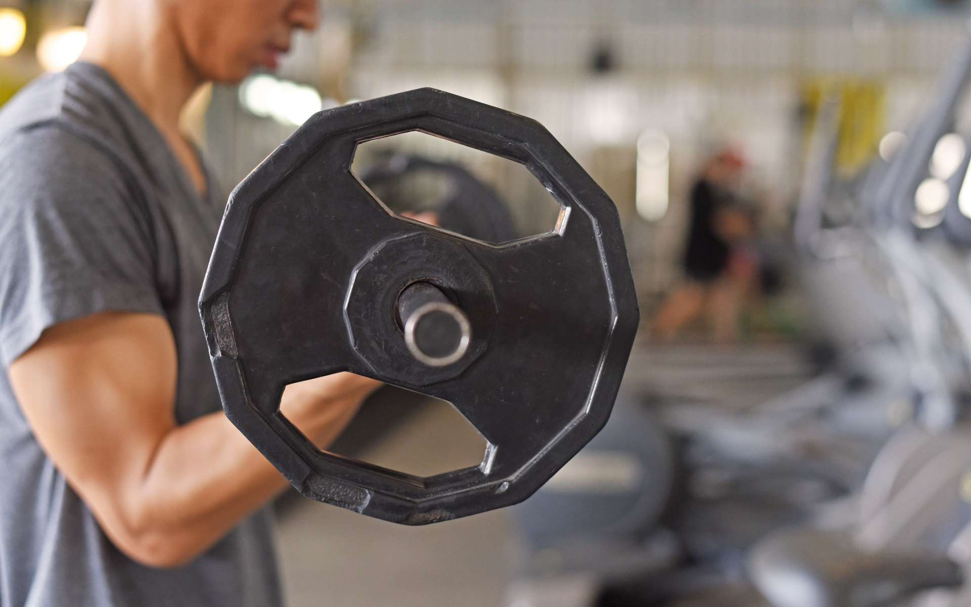 « Ils ont l'impression qu'il faut leur ressembler pour être aimé » : la pression invisible qui écrase les ados accros à la muscu