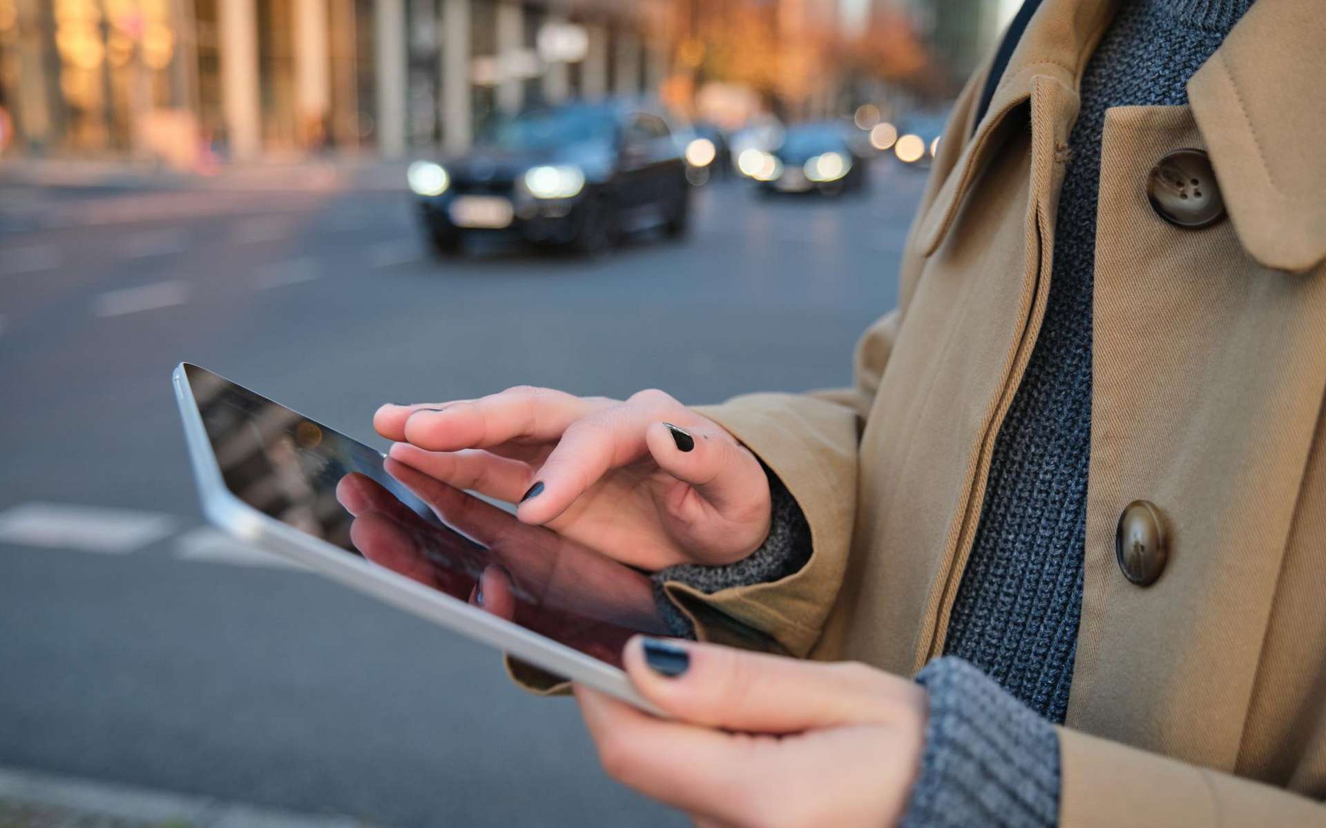 Cartes, traduction, réseaux sociaux : les applis de voyage consomment vite