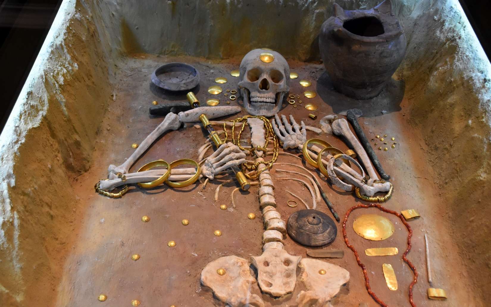 Une tombe bouleverse l’histoire : les premiers bijoux en or de l’humanité étaient ici
