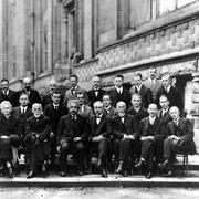 Photographie prise à la conférence de Solvay, réunissant entre autres les pères de la physique quantique © Domaine public