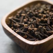 Le clou de girofle est particulièrement utilisé en Asie pour soigner le mal de dents. © Phovoir