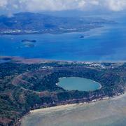 Photo aérienne du lac Dziani&nbsp;qui est le vestige d'un des derniers cratères volcaniques de Mayotte (éteint il y a environ 500.000 ans). C'est à son pied, à une cinquantaine de kilomètres du rivage et 3,5 km de profondeur, qu'est apparu le nouveau volcan sous-marin début 2019, responsable de nombreux séismes. © Franck Bouttemy http://www.geodiversite.net/auteur197, Wikimedia Commons, CC by-sa 3.0