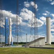 Vue d&#39;artiste d&#39;un lanceur Ariane 6, dans sa version à boosters (AR64), sur son pas de tir (ELA-4) du Centre spatial guyanais. © ESA, D. Ducros