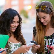 La Poste Mobile accompagne les usages numériques des jeunes avec une enveloppe data généreuse en 5G.&nbsp;Crédit image: Magnific