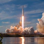 Vol inaugural du Falcon Heavy de SpaceX (février 2018). Le lanceur, le plus puissant au monde en service, a décollé du pas de tir 39A, du complexe de lancement 39 du Centre spatial Kennedy (Floride, États-Unis) réaménagé pour l&#39;accueillir et la version habitée du Falcon 9. © SpaceX