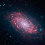 M63, ou galaxie du Tournesol, a été découverte en 1779 par Pierre Méchain, et classée la même année par Charles Messier dans son catalogue. Sa structure en forme de spirale a été découverte par Lord Ross au milieu du XIXe, elle fut une des premières de ce type à être identifiée comme telle. On la voit ici en infrarouge dans les données de Spitzer. Messier 63 est à 37 millions d&#39;années-lumière de la Voie lactée. © Nasa, JPL-Caltech
