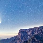 La comète Neowise au-dessus des gorges de Vikos, en Grèce. © Constantine Emmanouilidi, Apod (Nasa)