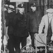 Descente de police pendant la prohibition aux États-Unis. Le marché de contrebande s’est grandement développé à cette période. © Wikimedia Commons, DP