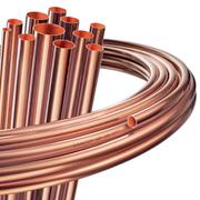 Les tubes de cuivre écroui se posent en apparent. Ceux en cuivre recuit sont destinés aux installations sous coffrage ou encastrées. Le faible coefficient de dilatation du métal permet de le noyer sans difficulté particulière dans une chape humide.&amp;nbsp;© Sanco