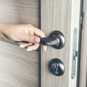 Demain, nos maisons seront probablement toutes équipées de serrures intelligentes. © Tiko, Adobe Stock