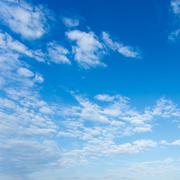 Le ciel bleu et le blanc des nuages sont tous deux dus à la diffusion de la lumière solaire blanche, mais, dans un cas, les acteurs de diffusion sont les molécules d&#39;air, dans l&#39;autre ce sont les gouttelettes d&#39;eau. © littlestocker, Fotolia