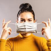 De nombreuses personnes infectées par le coronavirus ne présentent aucun symptôme, mais participent à la propagation de l'épidémie d'où l'importance du port du masque. © rcfotostock, Adobe Stock
