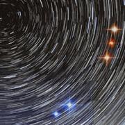 Grâce à deux radiotélescopes connectés l’un à l’autre, des chercheurs ont fait une découverte qui les aide à comprendre ce que sont les sursauts radio rapides (FRB). Ou au moins, à comprendre ce qu’ils ne sont pas. © Joeri van Leeuwen, Astron