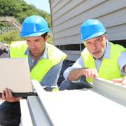 Si sur un chantier, le maître d’œuvre est celui qui détient les compétences techniques, c’est le maître d’ouvrage, le commanditaire des travaux, qui détient le pouvoir de décision.&amp;nbsp;© goodluz, Shutterstock