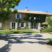 Si vous choisissez de nettoyer votre façade avec des produits chimiques, antimousse ou javel, faites très attention aux arbustes et végétaux qui se trouvent à proximité, ils doivent absolument être protégés. © Daylight Photo, Fotolia