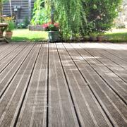 Il existe plusieurs techniques pour poser une terrasse sur une pelouse. © coco, Fotolia