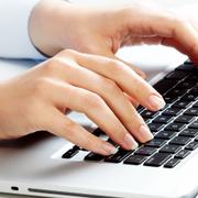 Les raccourcis clavier pour les majuscules accentuées varient selon l'ordinateur. © kurhan,&nbsp;Shutterstock
