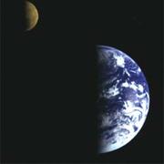 La Terre et la Lune vues par la sonde Galileo.