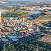 Des chercheurs de l’université de Stanford (États-Unis) montrent qu’un tremblement de terre de magnitude&amp;nbsp;5,6 a été provoqué dans l’Alberta (Canada) par l’exploitation de ressources fossiles de type sables bitumineux. Ici, en illustration, une raffinerie proche. © Spotmatik, Adobe Stock