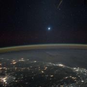 Vénus brille au-dessus de la Terre. Photo prise à bord d’ISS, le 5 décembre 2015, au-dessus de l’Inde. © Nasa