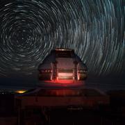 L’observatoire Gemini North, situé à Hawaï, permet d’observer, avec l&#39;aide de son jumeau Gemini South, situé au Chili, la totalité de la voûte céleste. Équipé d’un télescope de 8,1 mètres de diamètre, il s’agit d’un des observatoires les plus performants du monde.  © Joy Pollard, Observatoire Gemini.