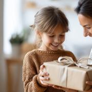 Une petite fille offre un cadeau à sa mère ©GrayFrog, Adobe Stocl