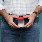 Le sperme est considéré comme normal quand il est blanc ou légèrement jaune, et plutôt opaque. ©New Africa, Adobe Stock&amp;nbsp;&amp;nbsp;