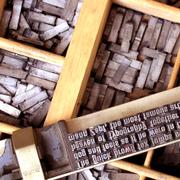 Barrettes de plomb servant en typographie.&amp;nbsp;© Wilhei - Domaine public
