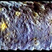 Cette carte en fausses couleurs de la surface de Cérès a été tracée à partir de données acquises par la sonde Dawn en février 2015. Elle montre la diversité des éléments qui composent la surface de cette planète naine, installée dans la ceinture principale d&#39;astéroïdes. © Nasa/JPL-Caltech/UCLA/MPS/DLR/IDA