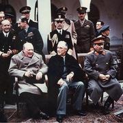 Conférence de Yalta en Février 1945, avec la participation de (de gauche à droite) Winston Churchill, Franklin Delano Roosevelt et Josif Stalin. En outre, sont aussi présents: Vyacheslav Mikhailovich Molotov (à l&#39;arrière gauche, pour Staline), Andrew Cunningham, Charles Portal (pour Churchill), Alan Brooke et William D. Leahy (pour Roosevelt). © Wikimédia Commons, domaine public