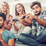 Groupe d&#39;ami.es qui jouent à un jeu vidéo ©ivanko 80, Adobe Stock