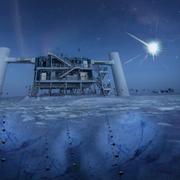 Une vue des bâtiments de surface du détecteur géant de neutrinos IceCube, en Antarctique. La pureté de la glace à plus d’un kilomètre de profondeur permet à plus de 5.000 photomultiplicateurs d&#39;enregistrer avec précision les flashs bleutés, très ténus, générés par les muons issus de la collision des neutrinos avec les noyaux atomiques dans la glace. La construction de IceCube a commencé en 2005, mais le détecteur est une version plus grande d&#39;Amanda qui date du début des années 1990. © Felipe Pedreros, IceCube, NSF