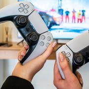 Deux manettes PlayStation 5 ©robertuzhbt89, Adobe Stock