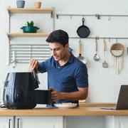 Les friteuses sans huile Philips se sont imposées comme une alternative pratique pour cuisiner des plats croustillants avec moins de matières grasses.© edward_indy, Adobe Stock